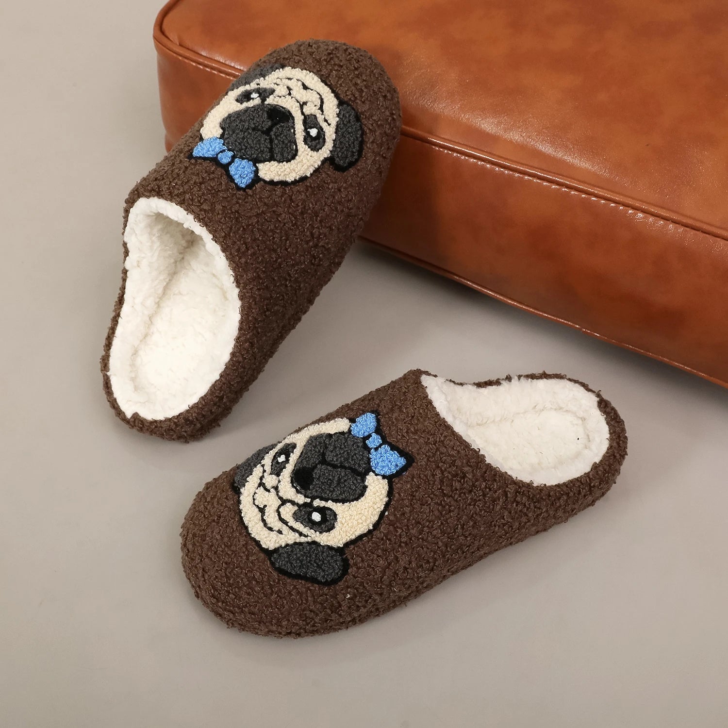 A Pair of Brown Pug Pet Embroider Pattern Plush Home Soft-Soled Comfortable Furry Slippers, Cute, Warm and Non-Slip Indoor Slippers for Men and Women, Lightweight Silent and Comfortable Shoes That Can Be Worn by Christmas, th