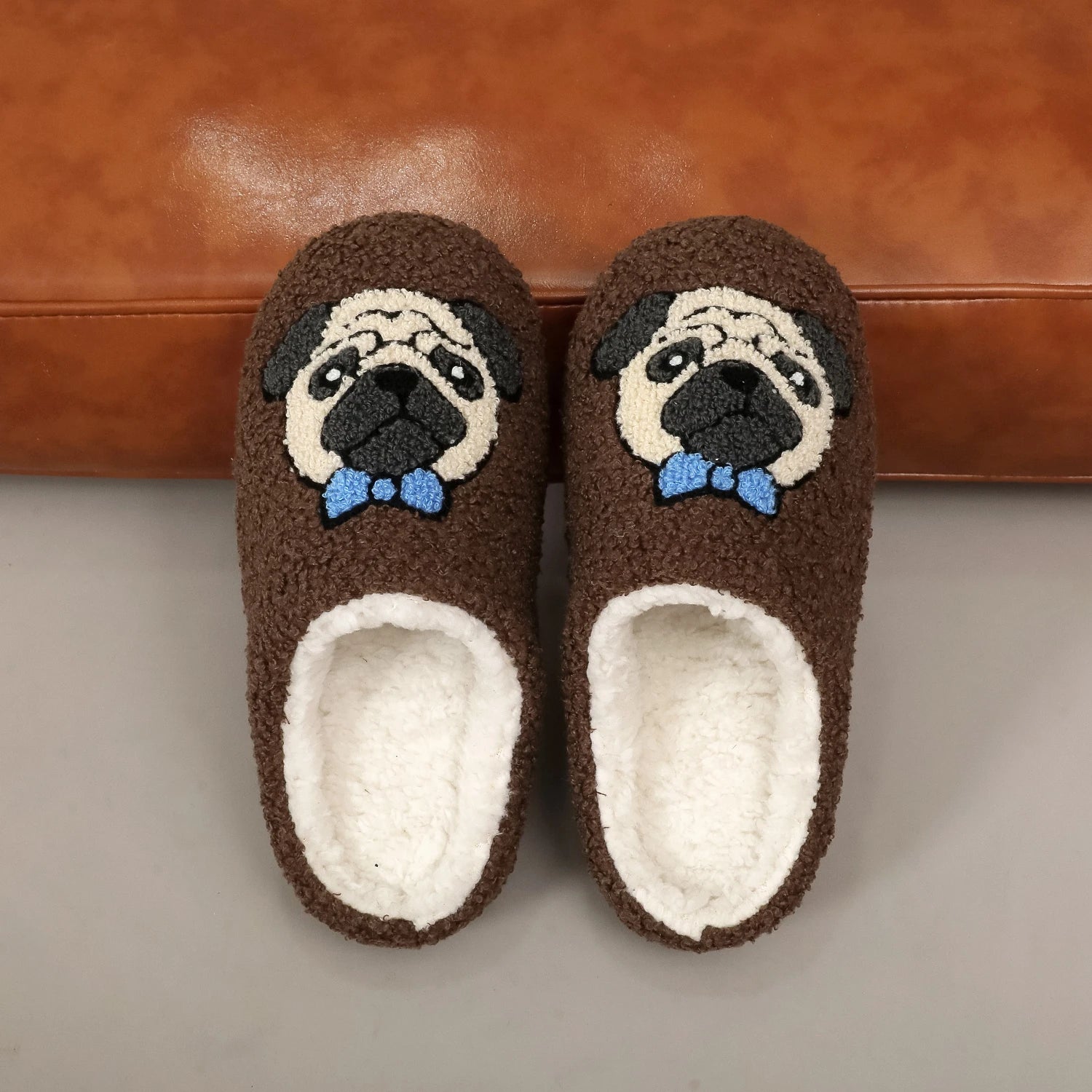A Pair of Brown Pug Pet Embroider Pattern Plush Home Soft-Soled Comfortable Furry Slippers, Cute, Warm and Non-Slip Indoor Slippers for Men and Women, Lightweight Silent and Comfortable Shoes That Can Be Worn by Christmas, th