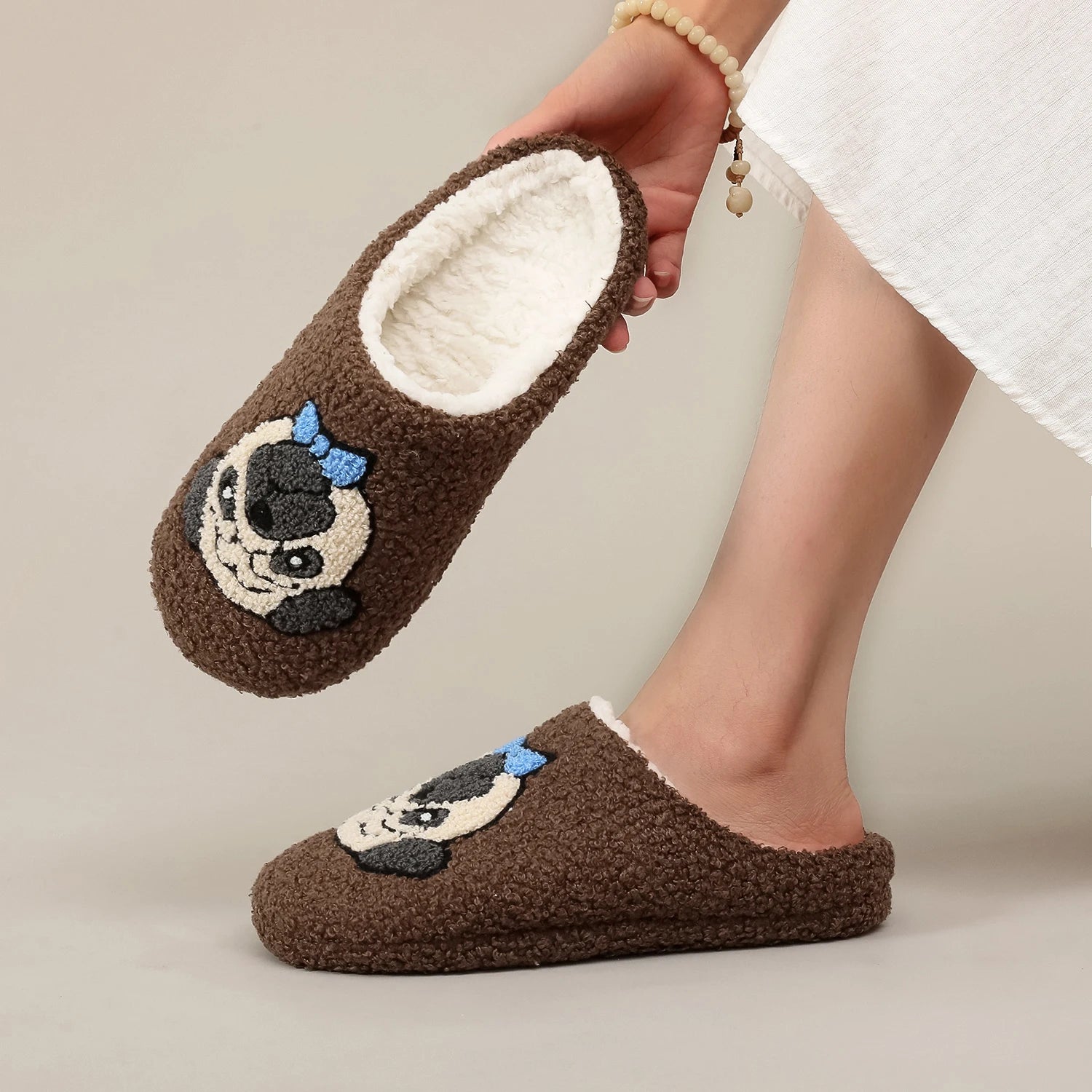 A Pair of Brown Pug Pet Embroider Pattern Plush Home Soft-Soled Comfortable Furry Slippers, Cute, Warm and Non-Slip Indoor Slippers for Men and Women, Lightweight Silent and Comfortable Shoes That Can Be Worn by Christmas, th