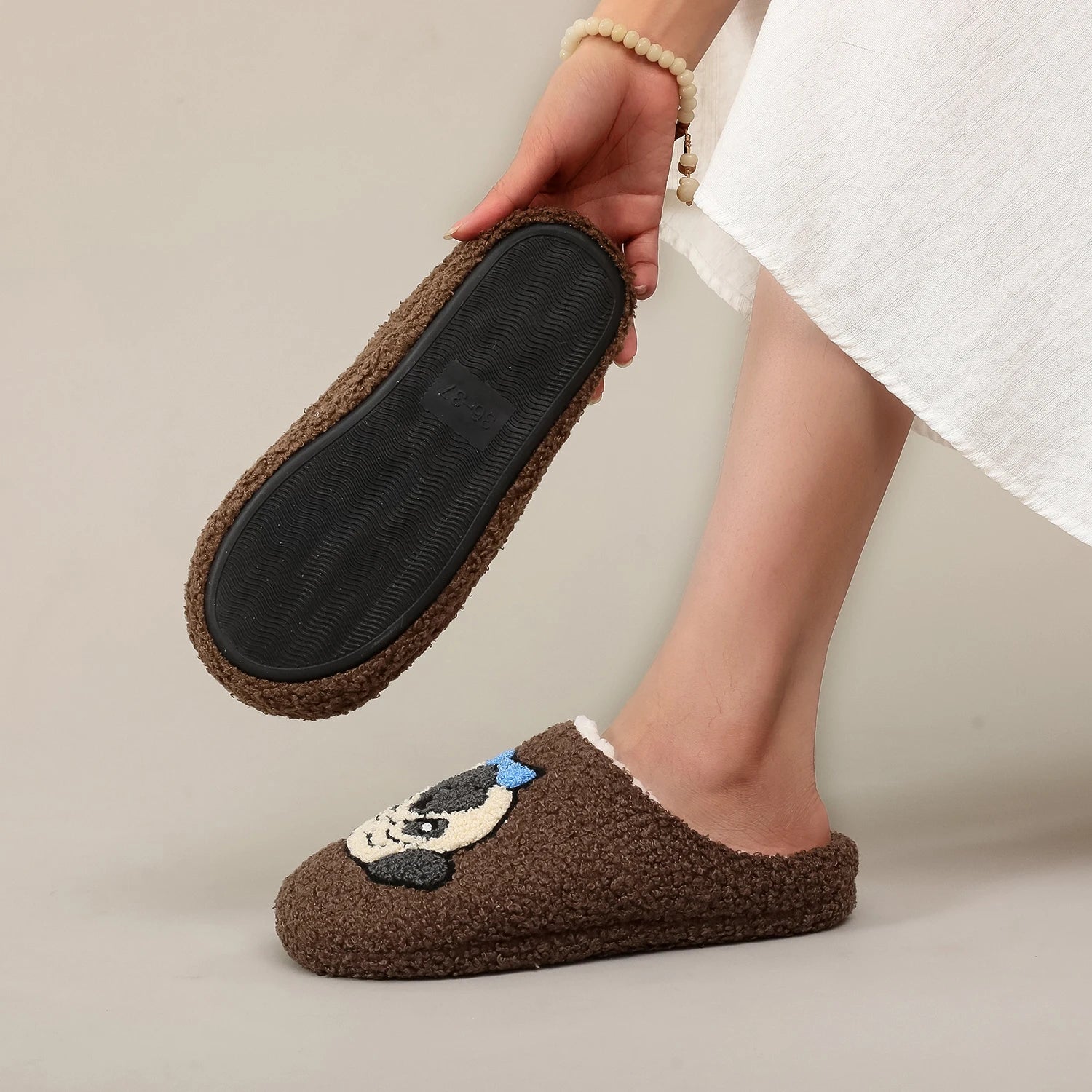 A Pair of Brown Pug Pet Embroider Pattern Plush Home Soft-Soled Comfortable Furry Slippers, Cute, Warm and Non-Slip Indoor Slippers for Men and Women, Lightweight Silent and Comfortable Shoes That Can Be Worn by Christmas, th