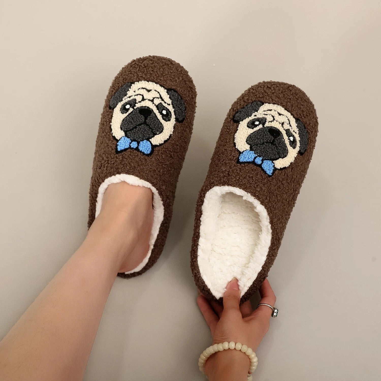 A Pair of Brown Pug Pet Embroider Pattern Plush Home Soft-Soled Comfortable Furry Slippers, Cute, Warm and Non-Slip Indoor Slippers for Men and Women, Lightweight Silent and Comfortable Shoes That Can Be Worn by Christmas, th